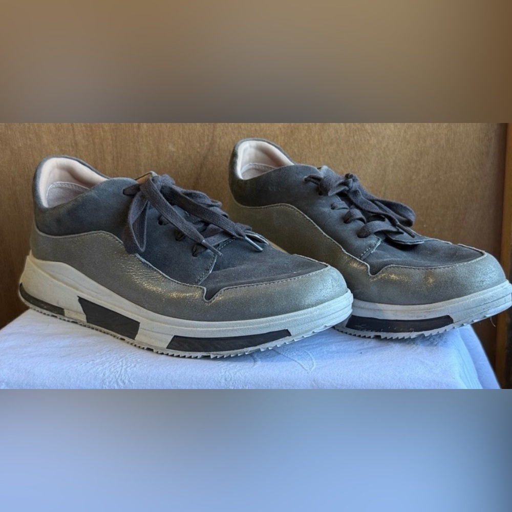 FitFlop Stylish Women's Gray/ Silver Sneakers Size 8